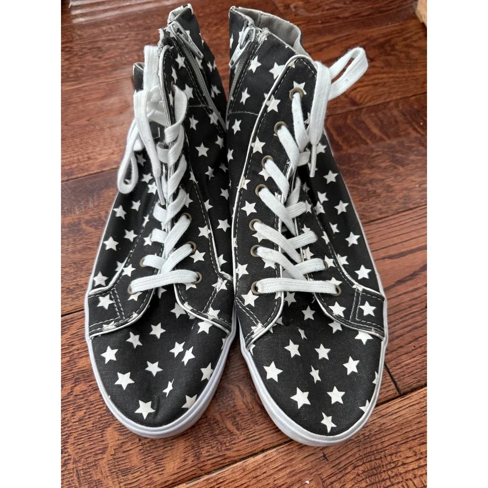Lot of 2 High Top Sneakers Camo Star Print Size 11 Y2K Emo Grunge Skater